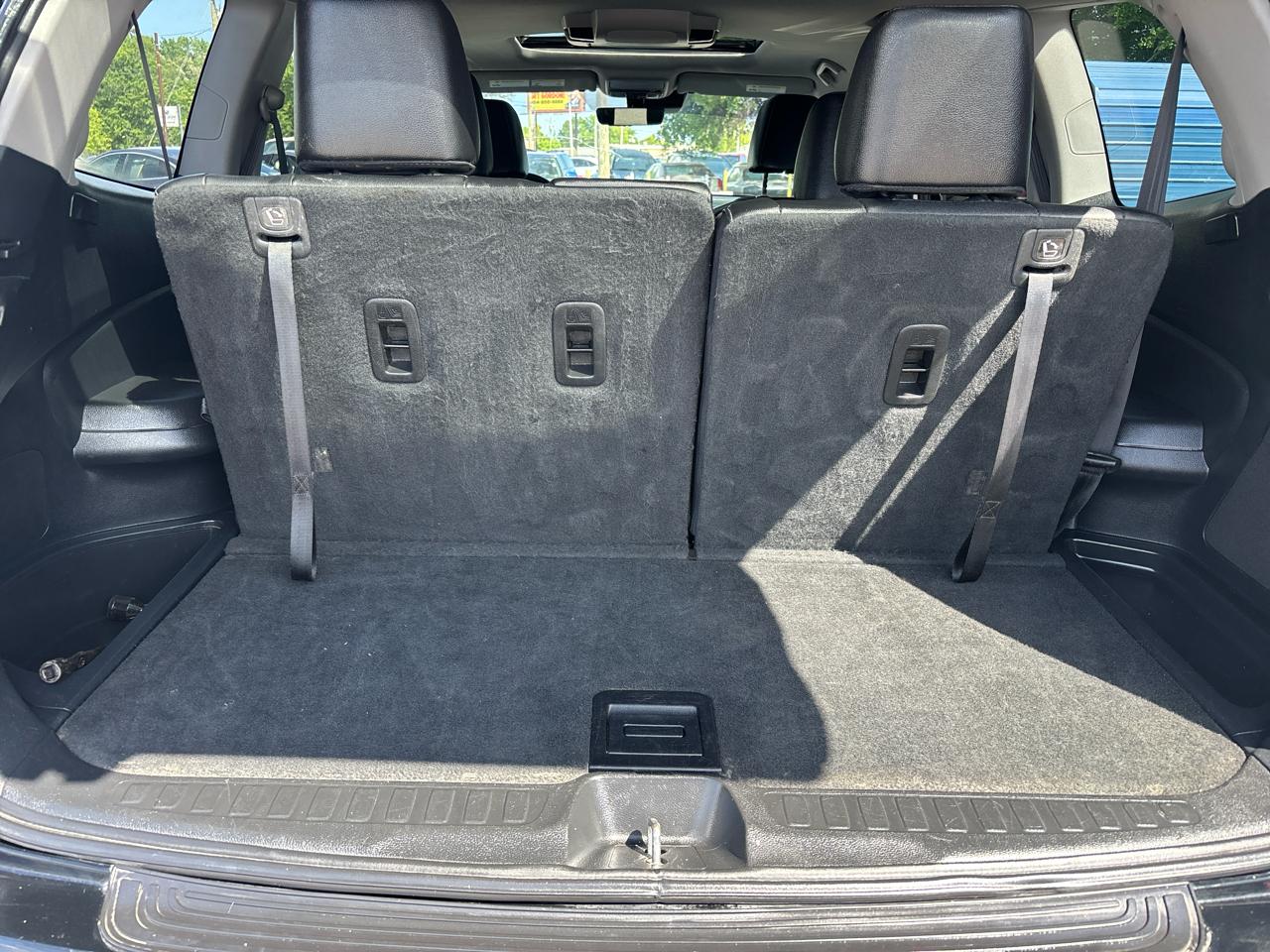 Honda Pilot Touring w/Rear Captain's Chairs 2020
