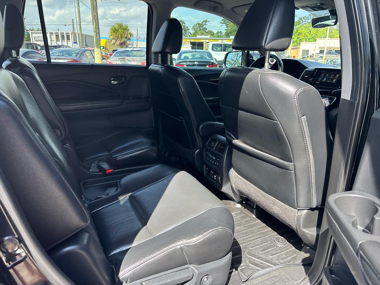Honda Pilot Touring w/Rear Captain's Chairs 2020