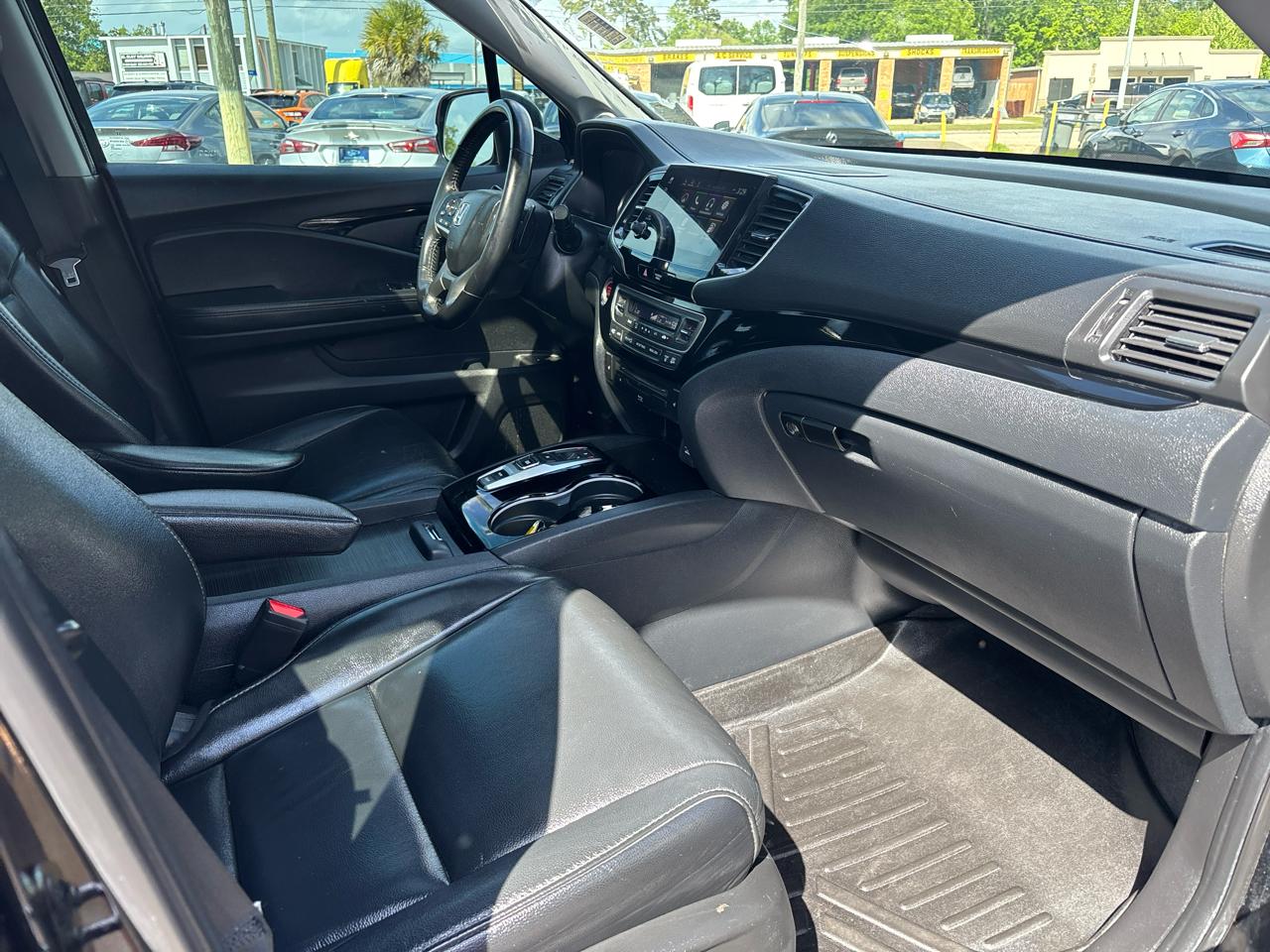 Honda Pilot Touring w/Rear Captain's Chairs 2020