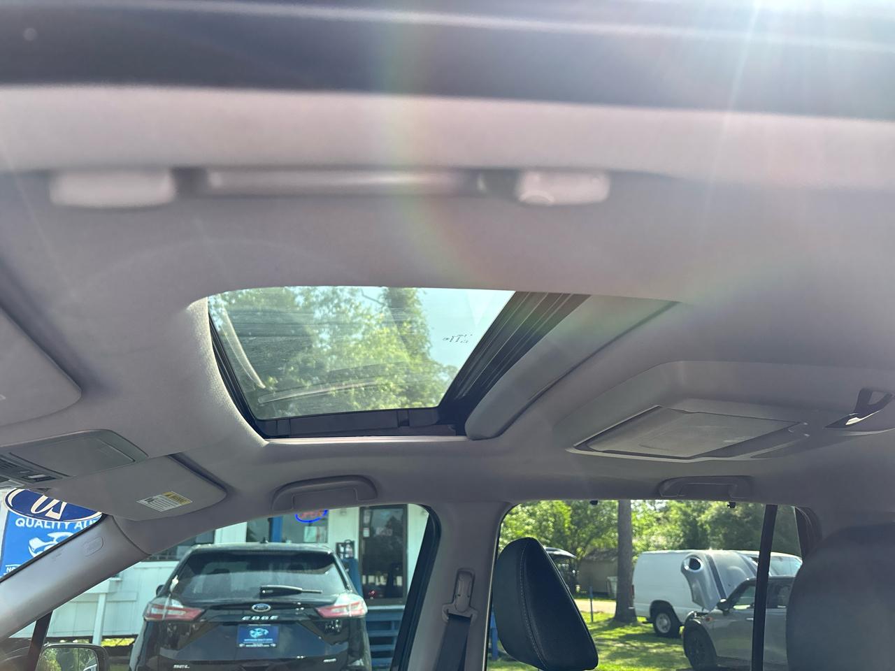 Honda Pilot Touring w/Rear Captain's Chairs 2020