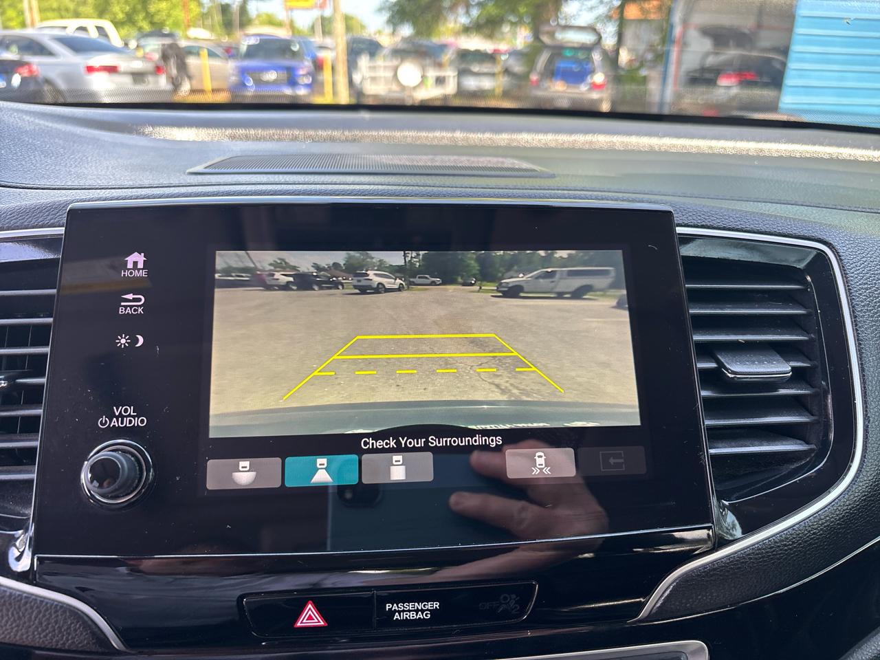 Honda Pilot Touring w/Rear Captain's Chairs 2020