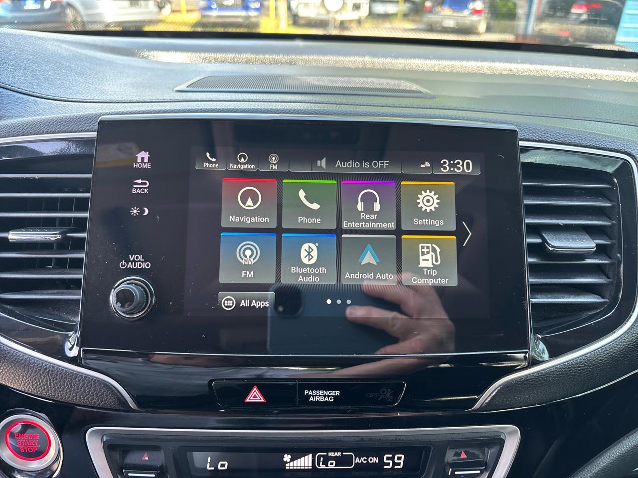 Honda Pilot Touring w/Rear Captain's Chairs 2020