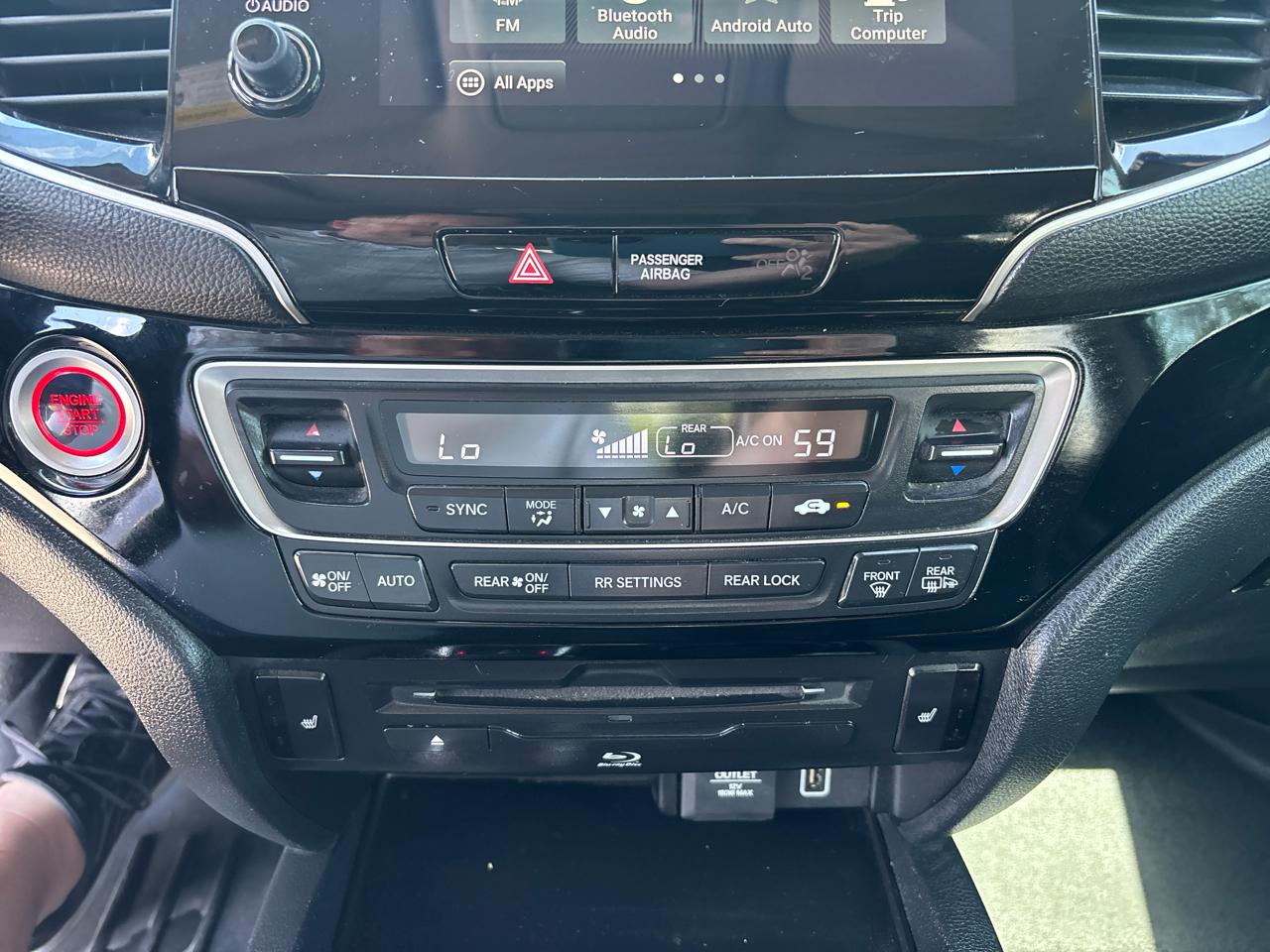 Honda Pilot Touring w/Rear Captain's Chairs 2020