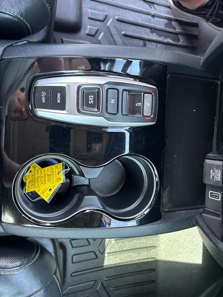 Honda Pilot Touring w/Rear Captain's Chairs 2020