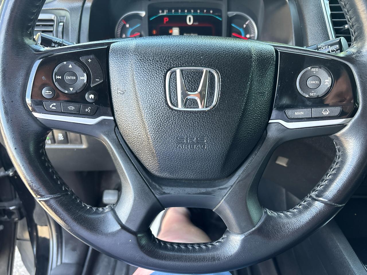 Honda Pilot Touring w/Rear Captain's Chairs 2020