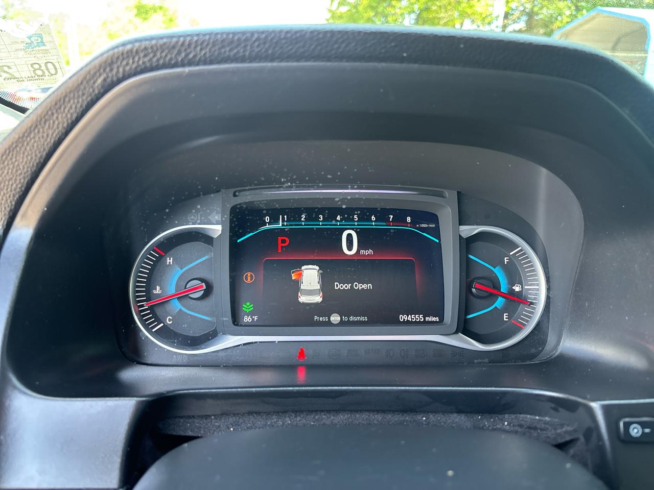 Honda Pilot Touring w/Rear Captain's Chairs 2020