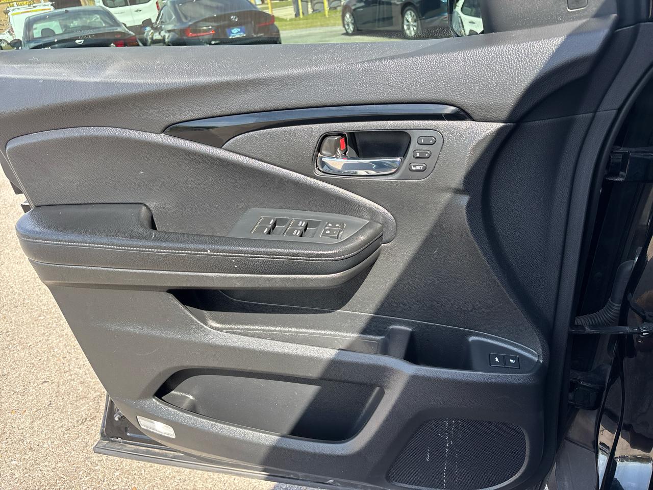 Honda Pilot Touring w/Rear Captain's Chairs 2020