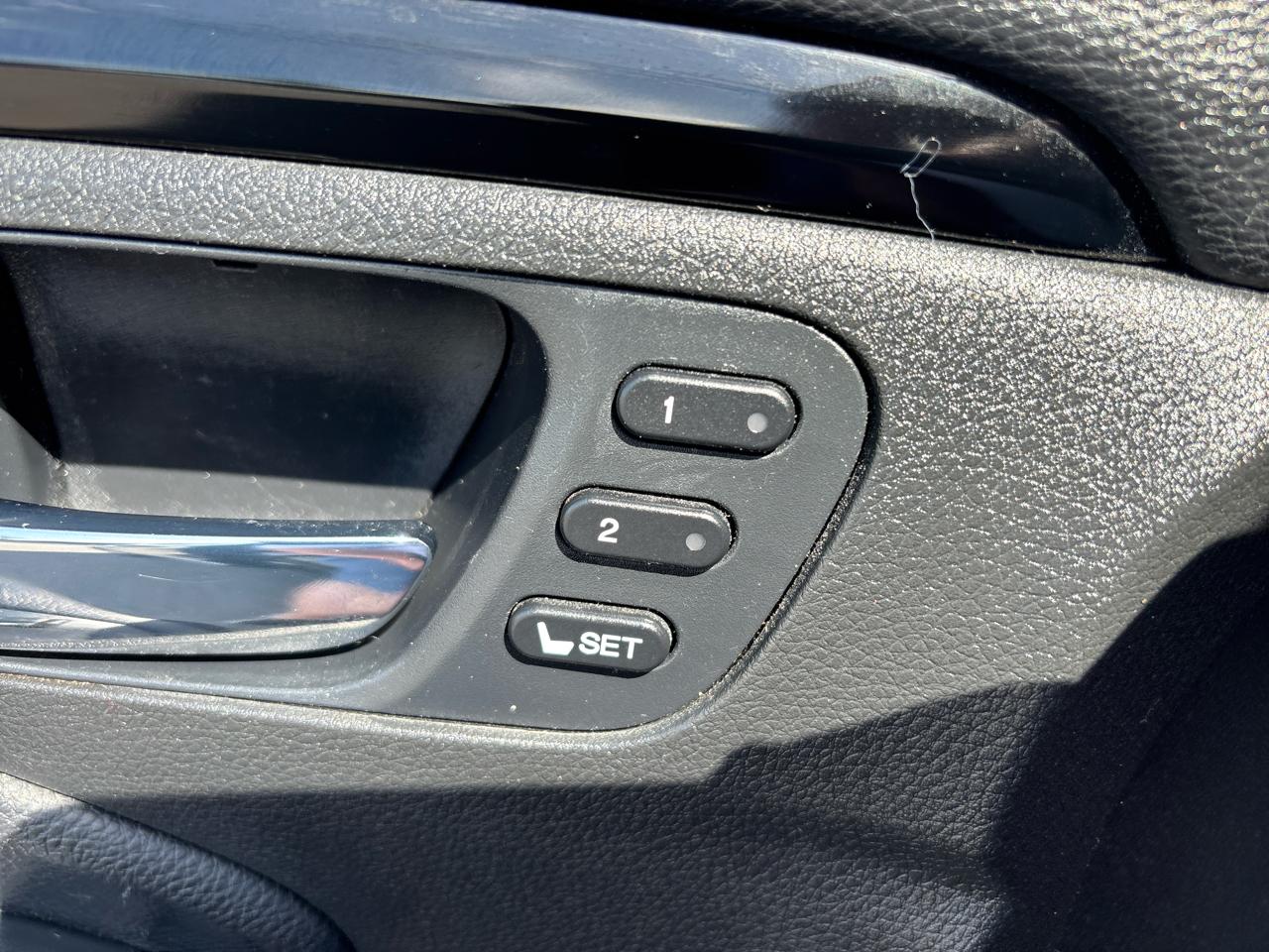 Honda Pilot Touring w/Rear Captain's Chairs 2020