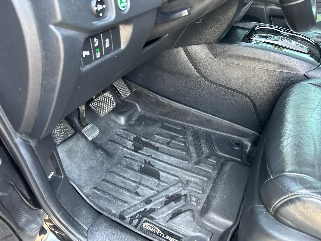 Honda Pilot Touring w/Rear Captain's Chairs 2020