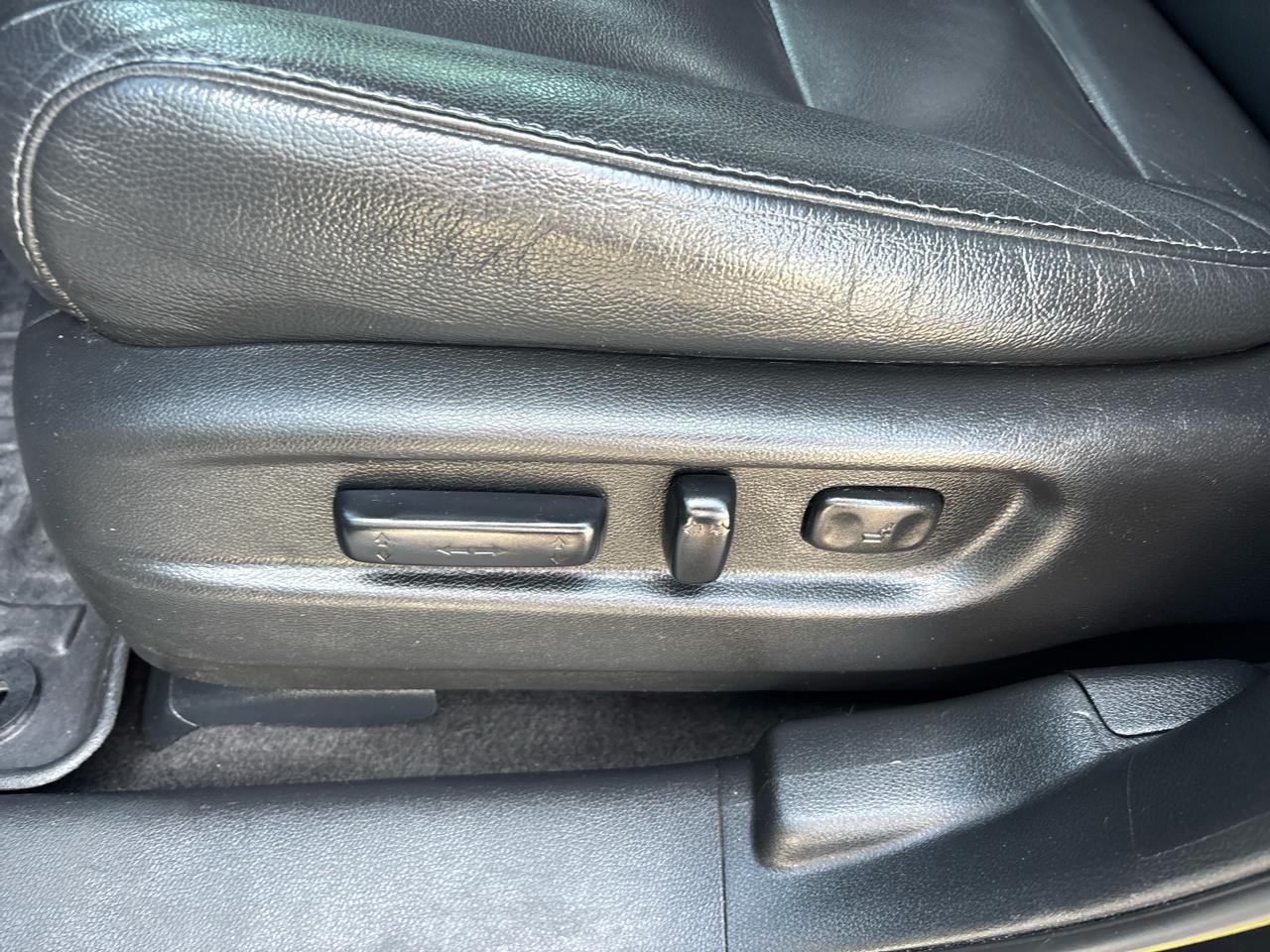 Honda Pilot Touring w/Rear Captain's Chairs 2020