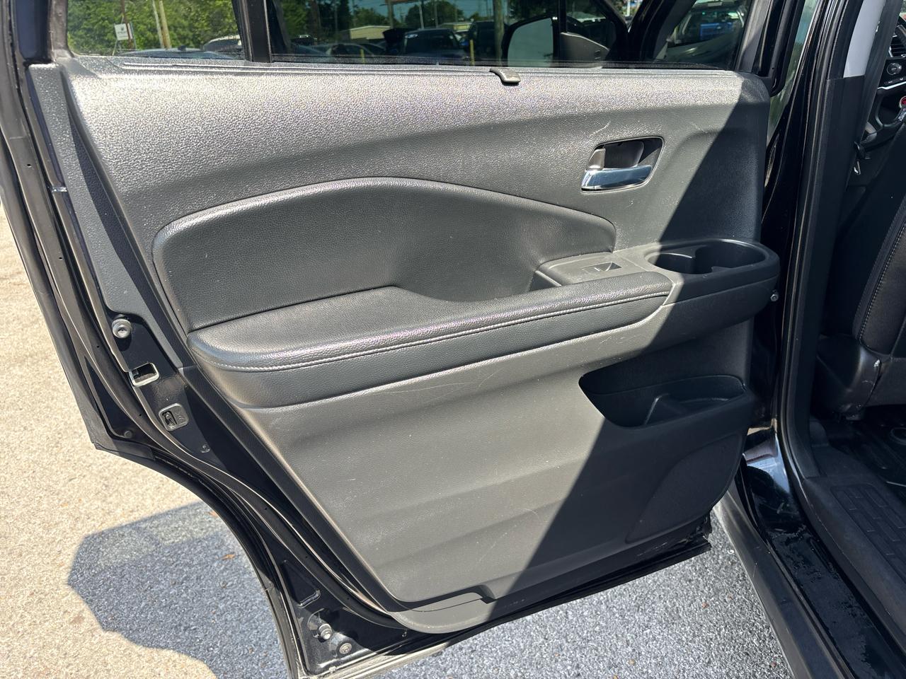 Honda Pilot Touring w/Rear Captain's Chairs 2020