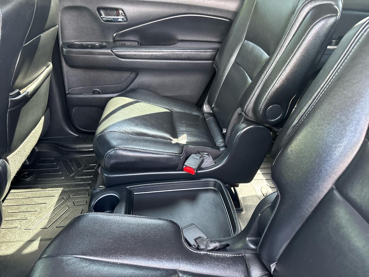 Honda Pilot Touring w/Rear Captain's Chairs 2020