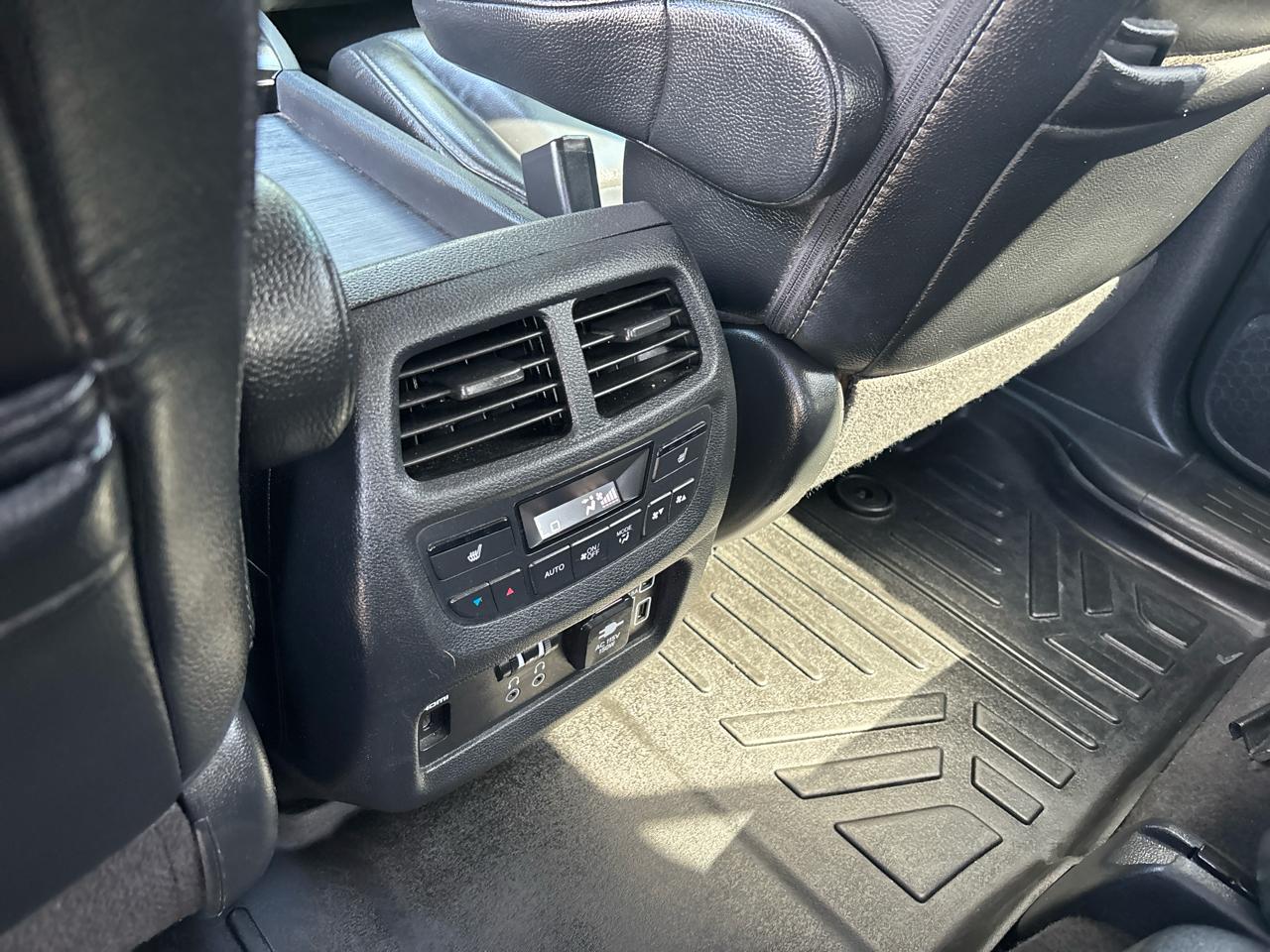 Honda Pilot Touring w/Rear Captain's Chairs 2020