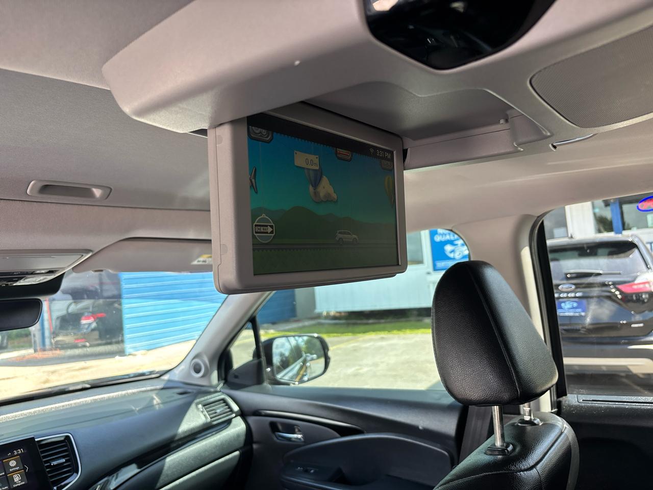 Honda Pilot Touring w/Rear Captain's Chairs 2020