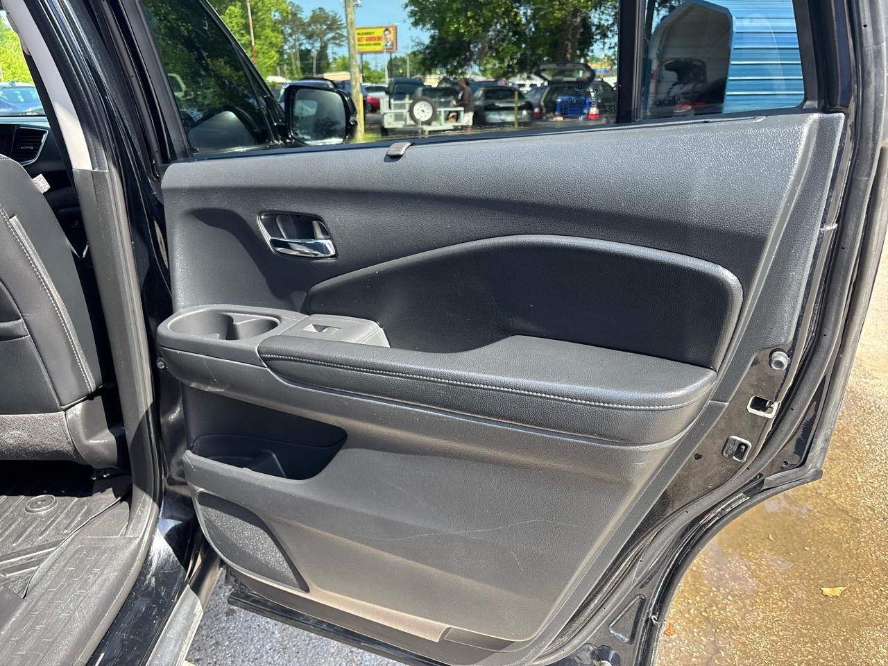 Honda Pilot Touring w/Rear Captain's Chairs 2020