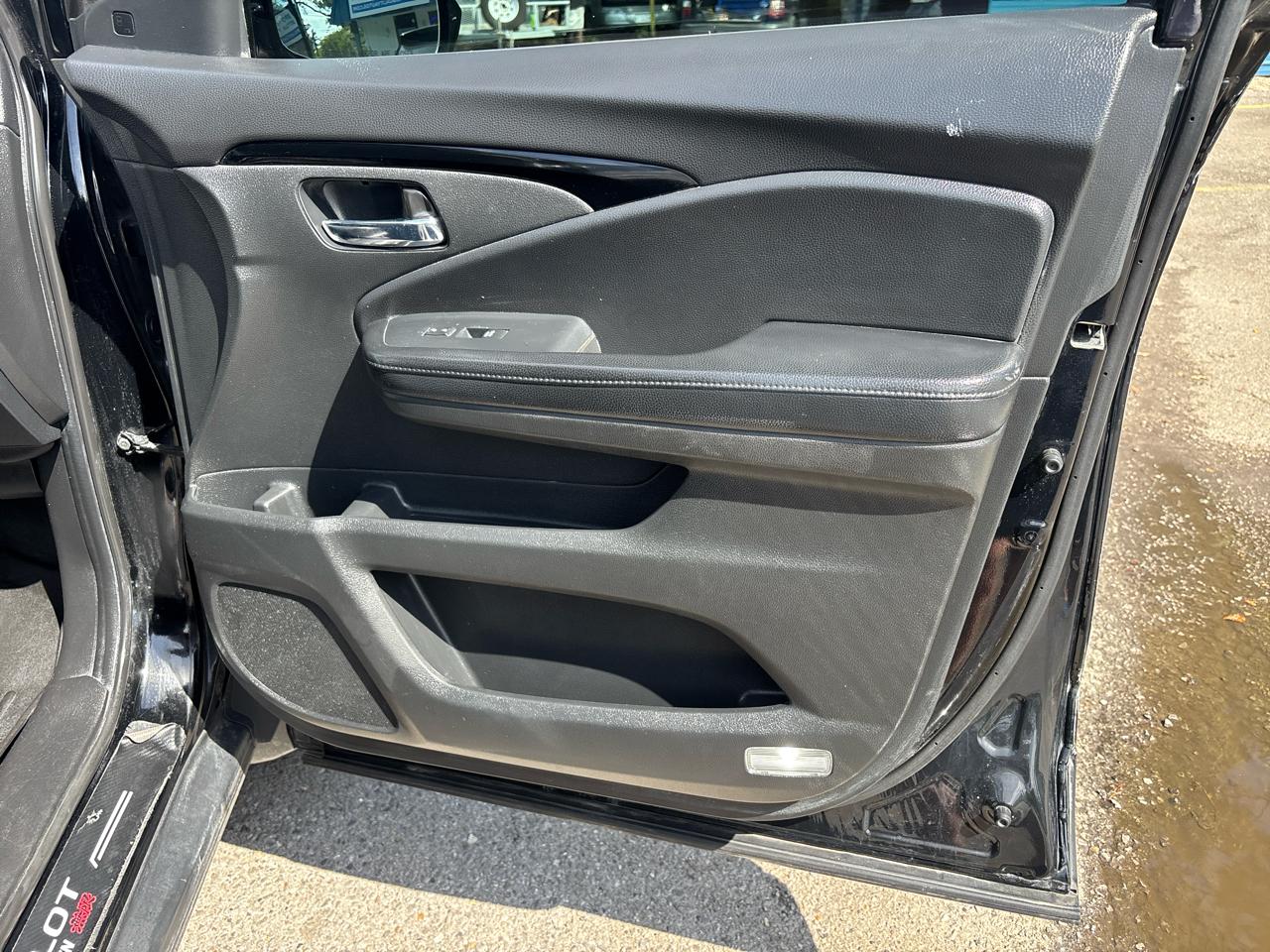 Honda Pilot Touring w/Rear Captain's Chairs 2020