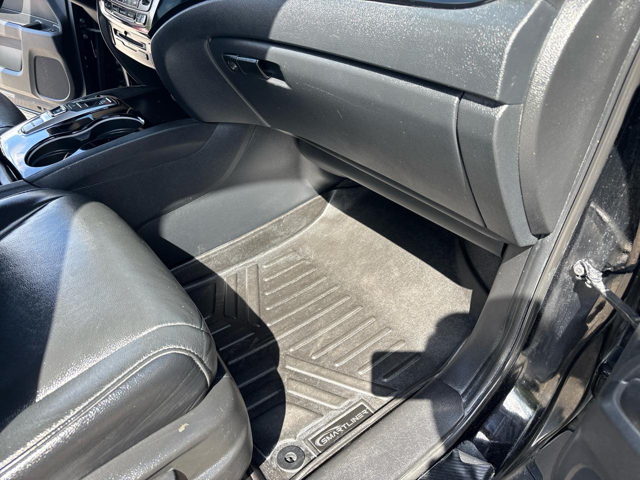 Honda Pilot Touring w/Rear Captain's Chairs 2020