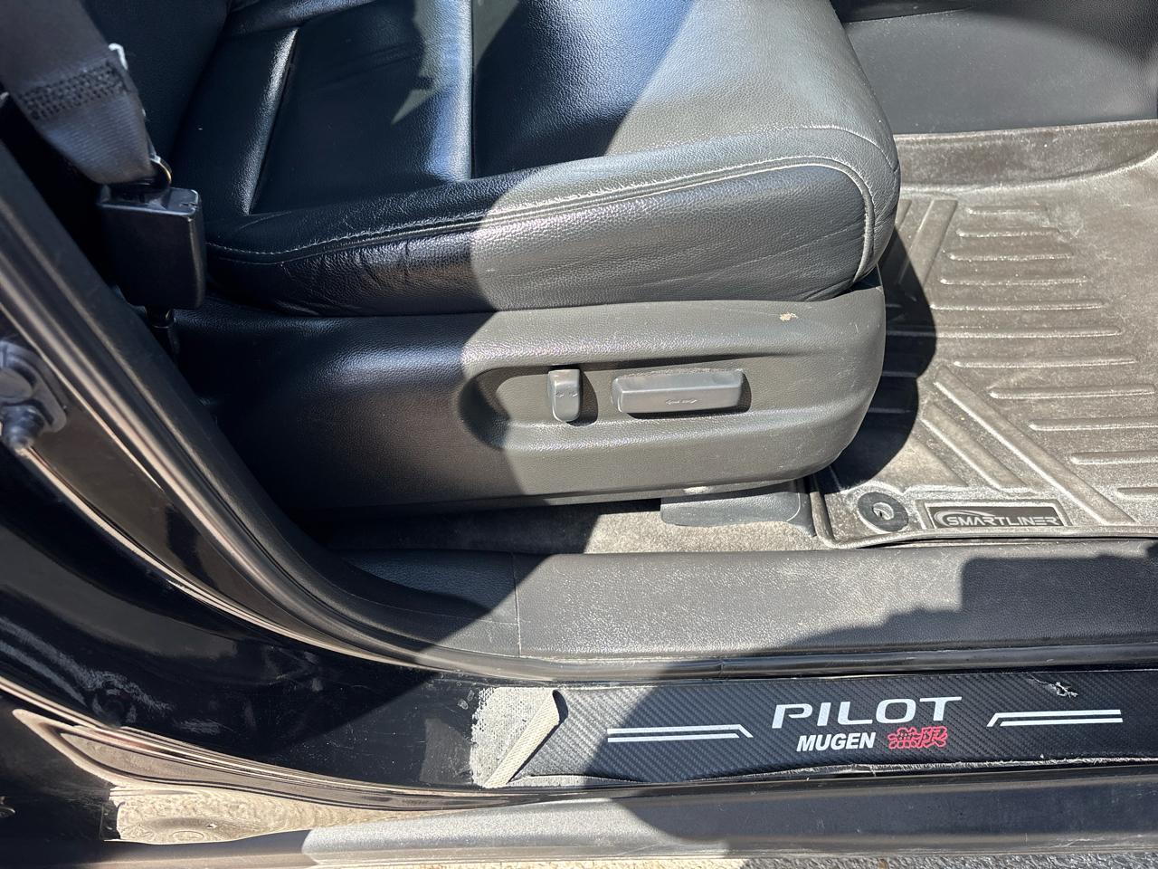Honda Pilot Touring w/Rear Captain's Chairs 2020