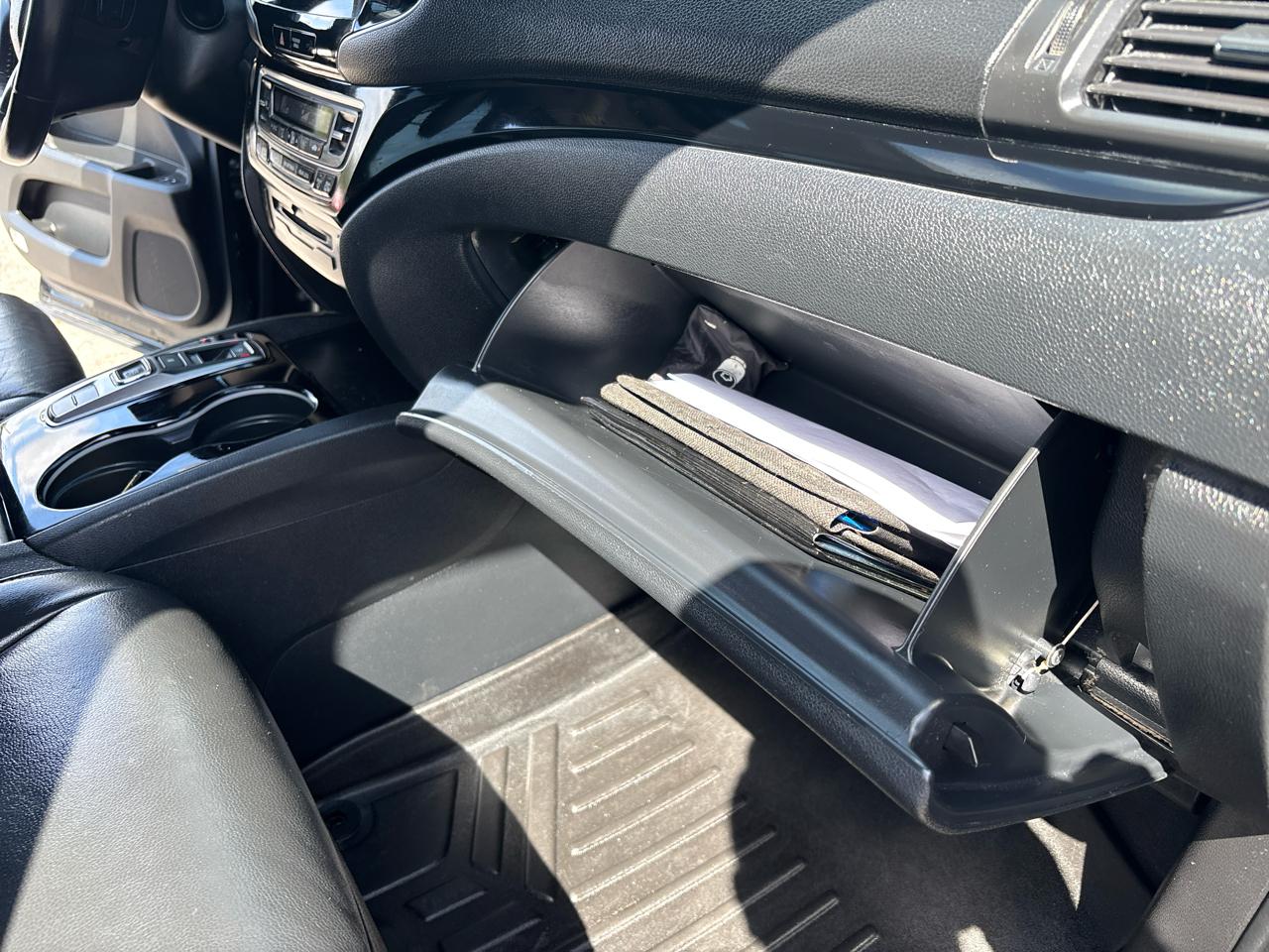 Honda Pilot Touring w/Rear Captain's Chairs 2020