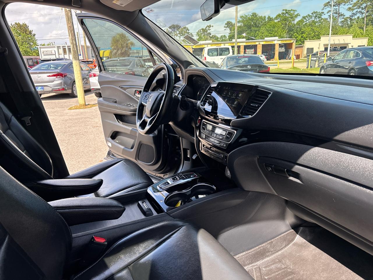 Honda Pilot Touring w/Rear Captain's Chairs 2020