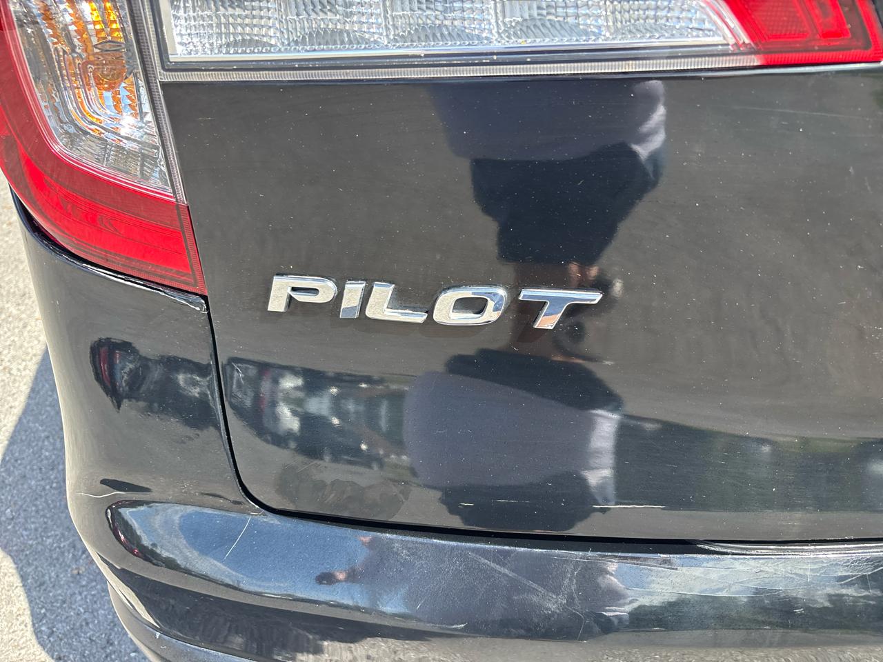 Honda Pilot Touring w/Rear Captain's Chairs 2020