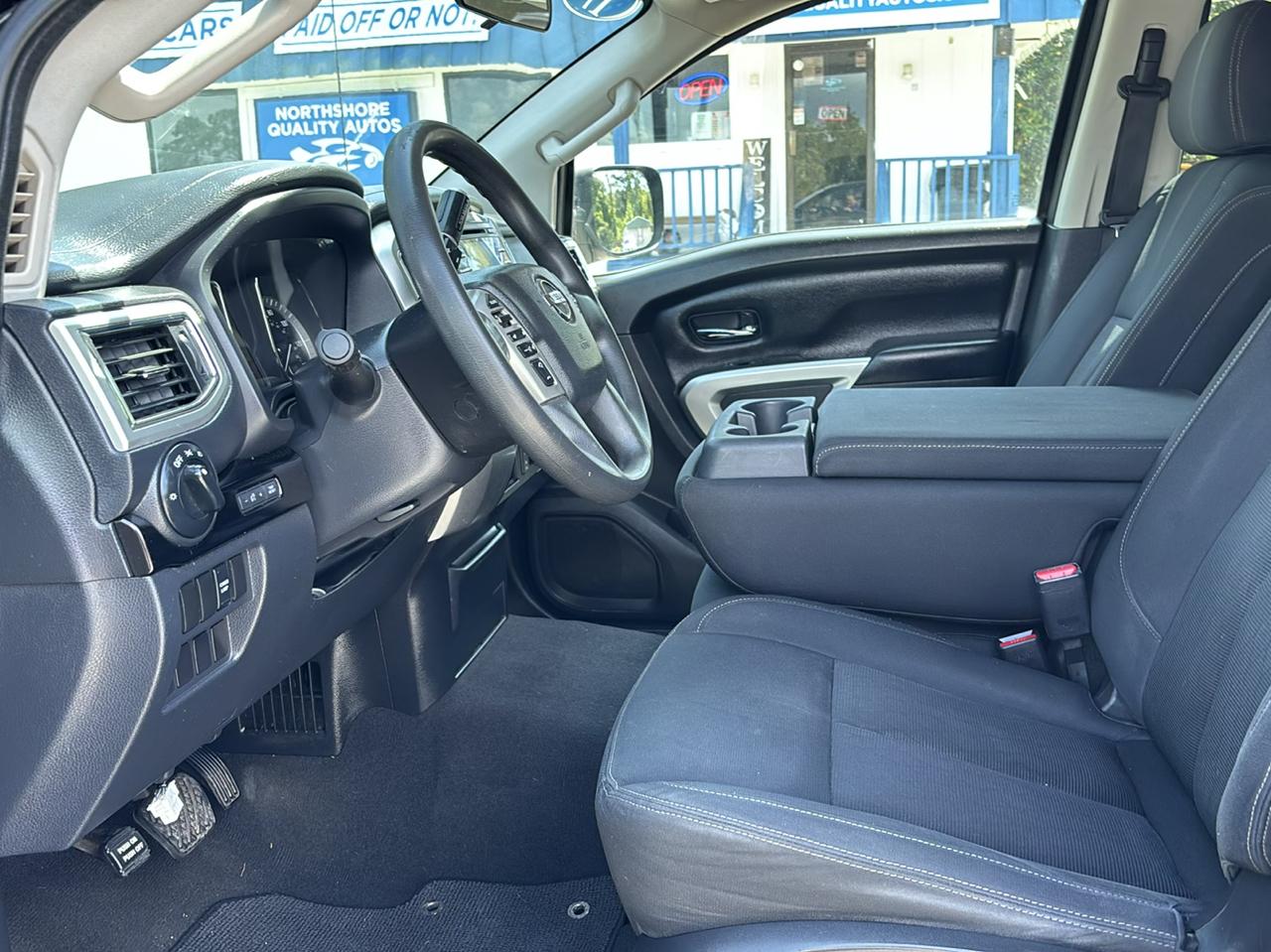Nissan Titan SV Crew Cab 2WD 2017