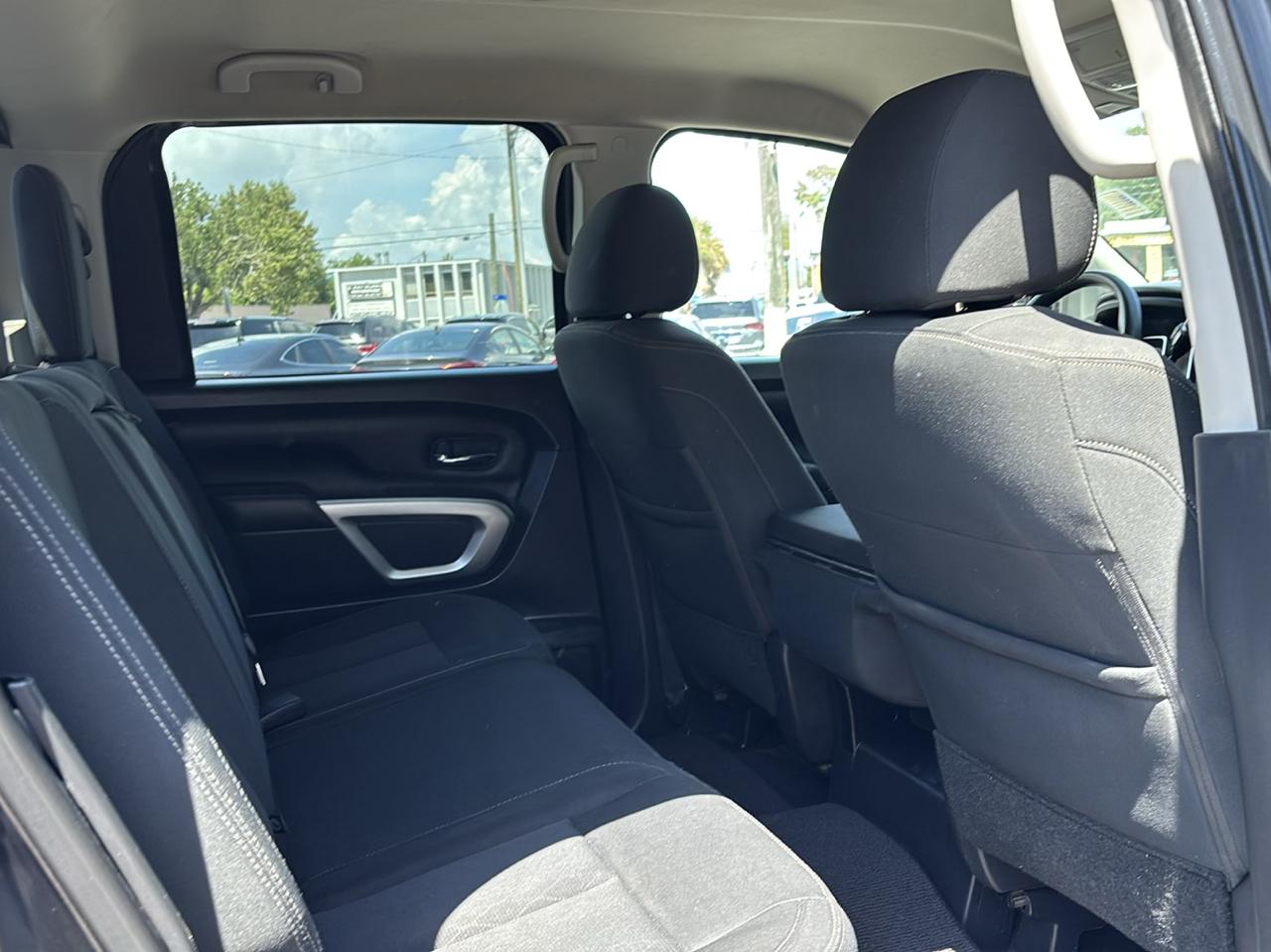 Nissan Titan SV Crew Cab 2WD 2017