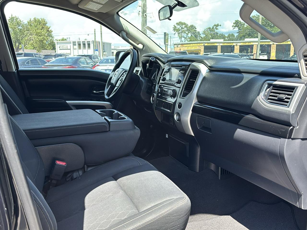 Nissan Titan SV Crew Cab 2WD 2017