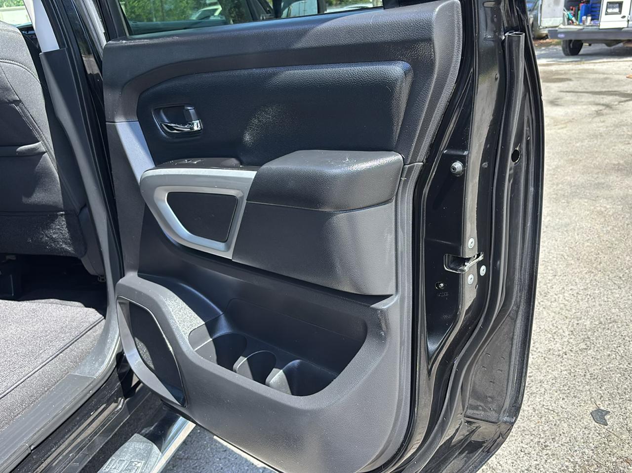 Nissan Titan SV Crew Cab 2WD 2017