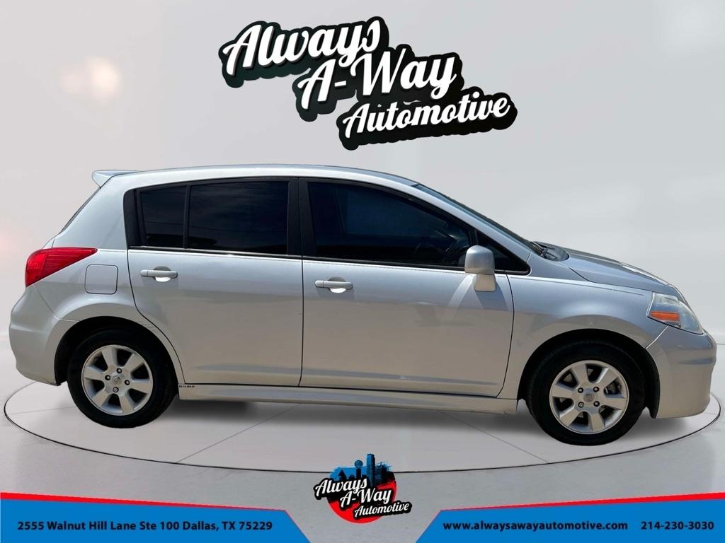 Nissan Versa 1.8 S Hatchback 2011