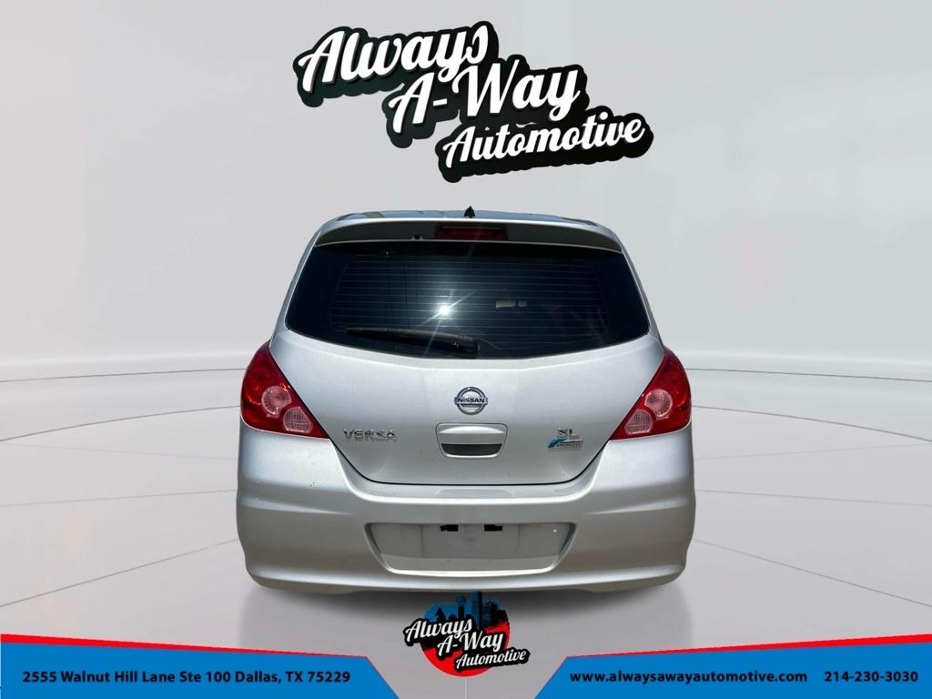 Nissan Versa 1.8 S Hatchback 2011