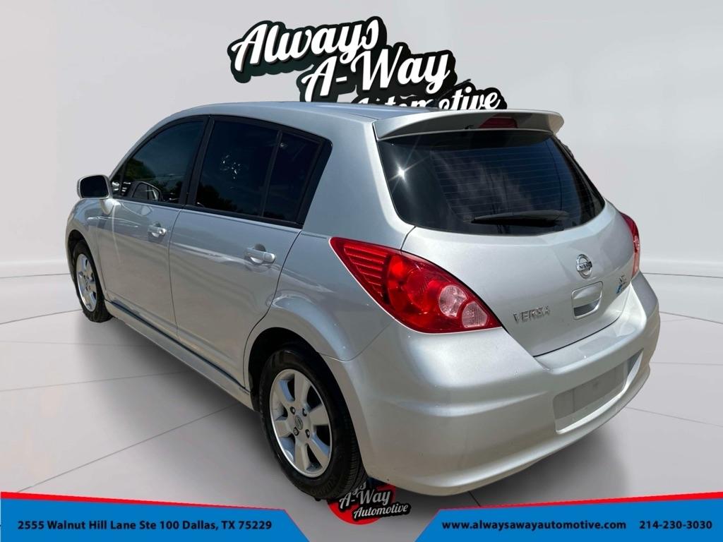 Nissan Versa 1.8 S Hatchback 2011
