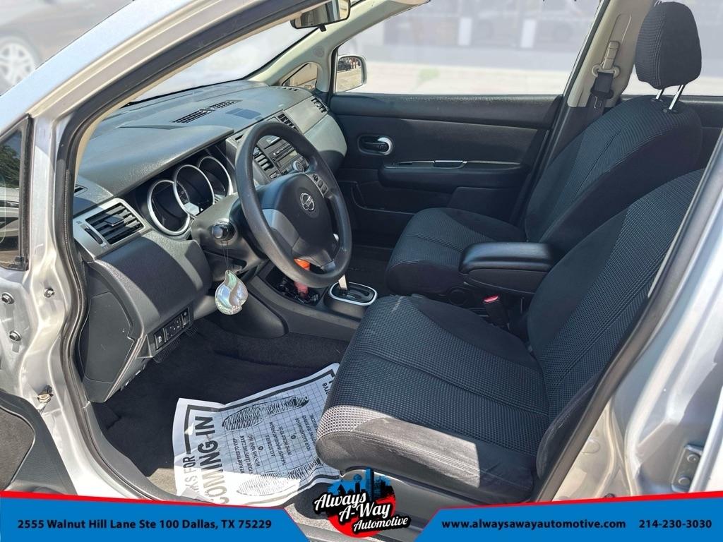 Nissan Versa 1.8 S Hatchback 2011