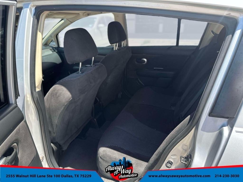 Nissan Versa 1.8 S Hatchback 2011
