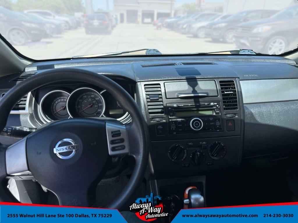 Nissan Versa 1.8 S Hatchback 2011