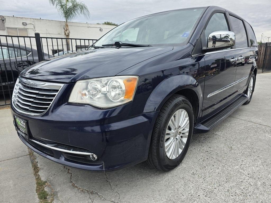 2013 Chrysler Town & Country TOURING L