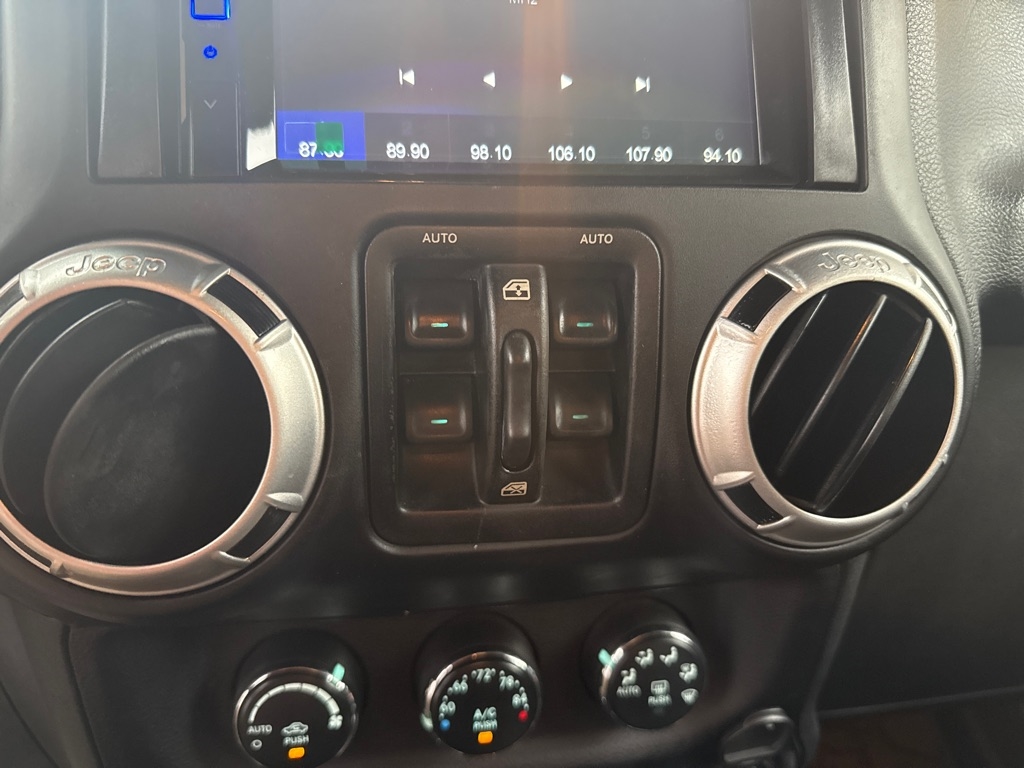 Jeep Wrangler 4WD 4dr Sahara 2013 Jeep Wrangler 4WD 4dr Sahara 2013