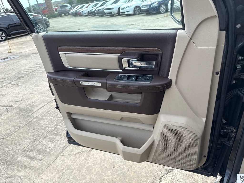 RAM 1500 4WD Crew Cab 140.5" Laramie 2014 RAM 1500 4WD Crew Cab 140.5" Laramie 2014