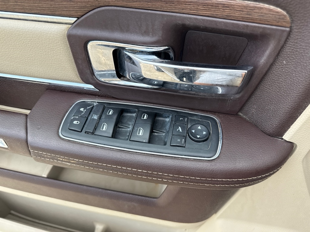 RAM 1500 4WD Crew Cab 140.5" Laramie 2014 RAM 1500 4WD Crew Cab 140.5" Laramie 2014