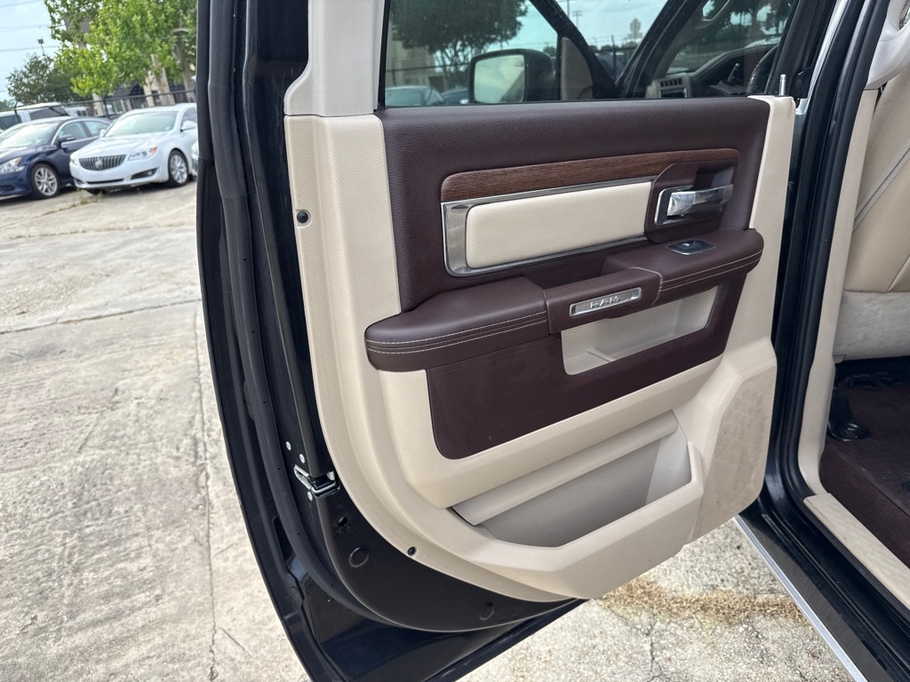 RAM 1500 4WD Crew Cab 140.5" Laramie 2014 RAM 1500 4WD Crew Cab 140.5" Laramie 2014