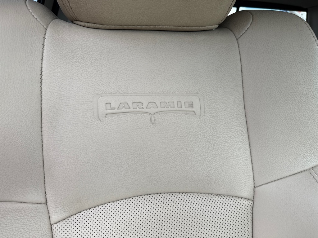 RAM 1500 4WD Crew Cab 140.5" Laramie 2014 RAM 1500 4WD Crew Cab 140.5" Laramie 2014