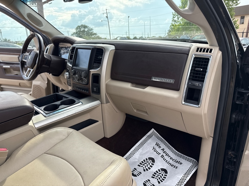 RAM 1500 4WD Crew Cab 140.5" Laramie 2014 RAM 1500 4WD Crew Cab 140.5" Laramie 2014