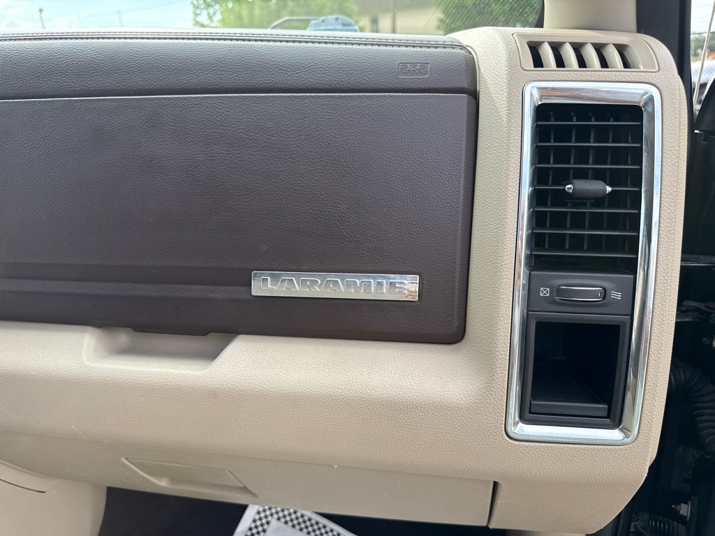 RAM 1500 4WD Crew Cab 140.5" Laramie 2014 RAM 1500 4WD Crew Cab 140.5" Laramie 2014