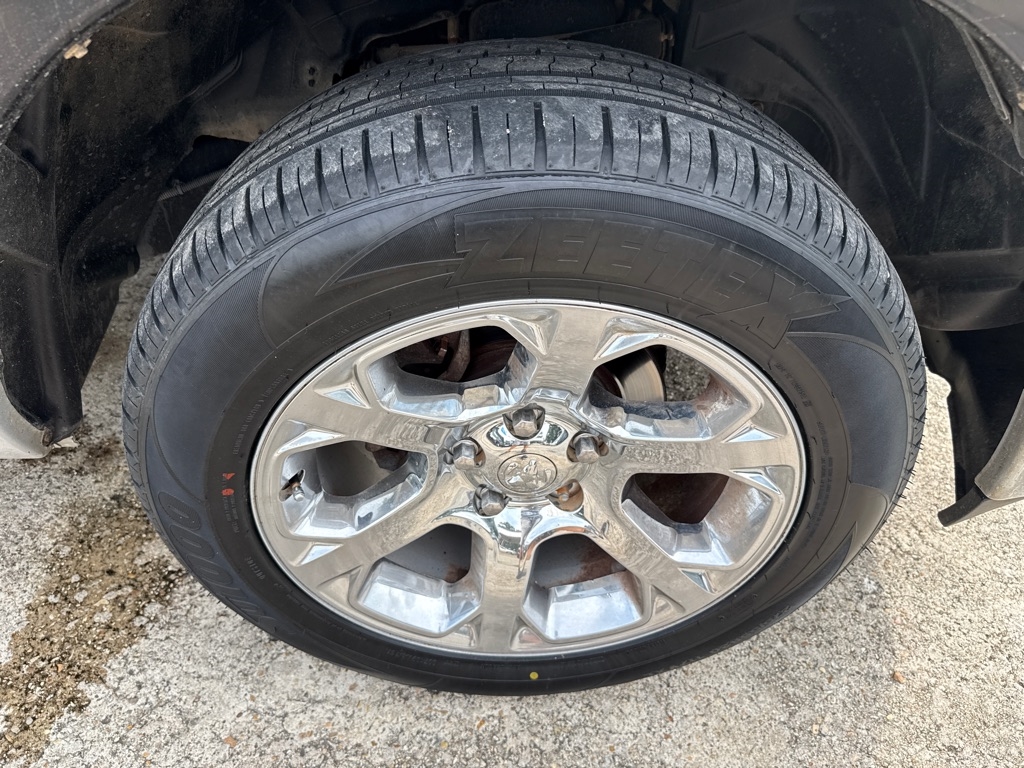 RAM 1500 4WD Crew Cab 140.5" Laramie 2014 RAM 1500 4WD Crew Cab 140.5" Laramie 2014