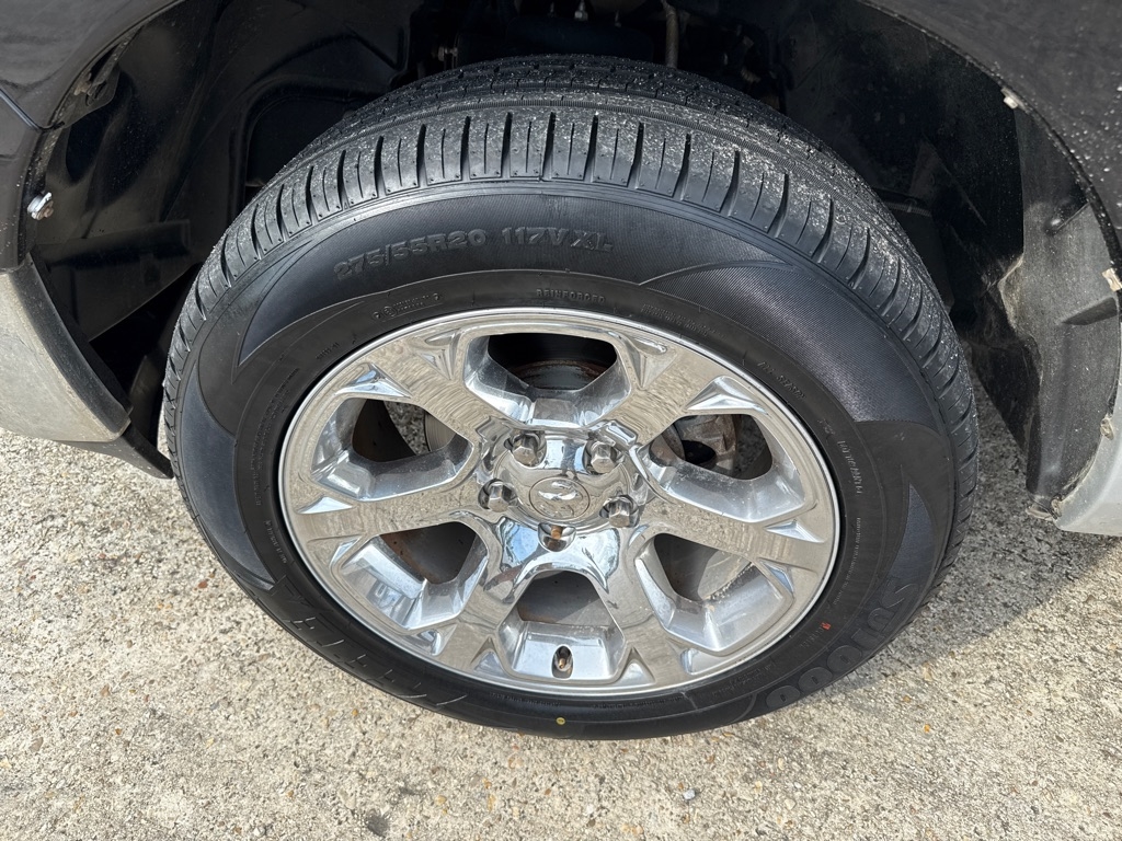 RAM 1500 4WD Crew Cab 140.5" Laramie 2014 RAM 1500 4WD Crew Cab 140.5" Laramie 2014