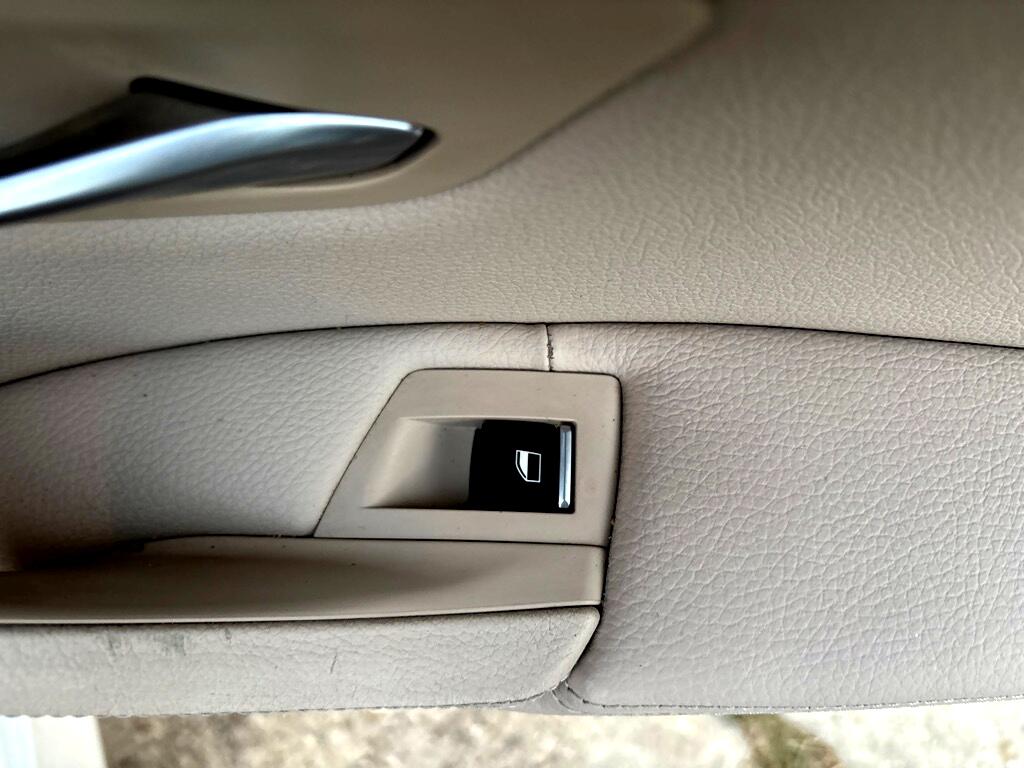 BMW 5 Series 4dr Sdn 528i RWD 2011