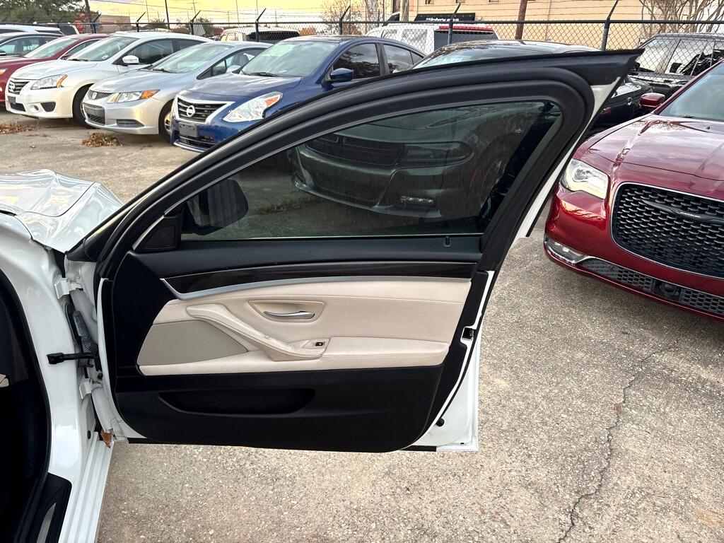 BMW 5 Series 4dr Sdn 528i RWD 2011