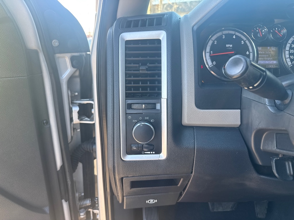 RAM 1500 2WD Quad Cab 140.5" SLT 2011