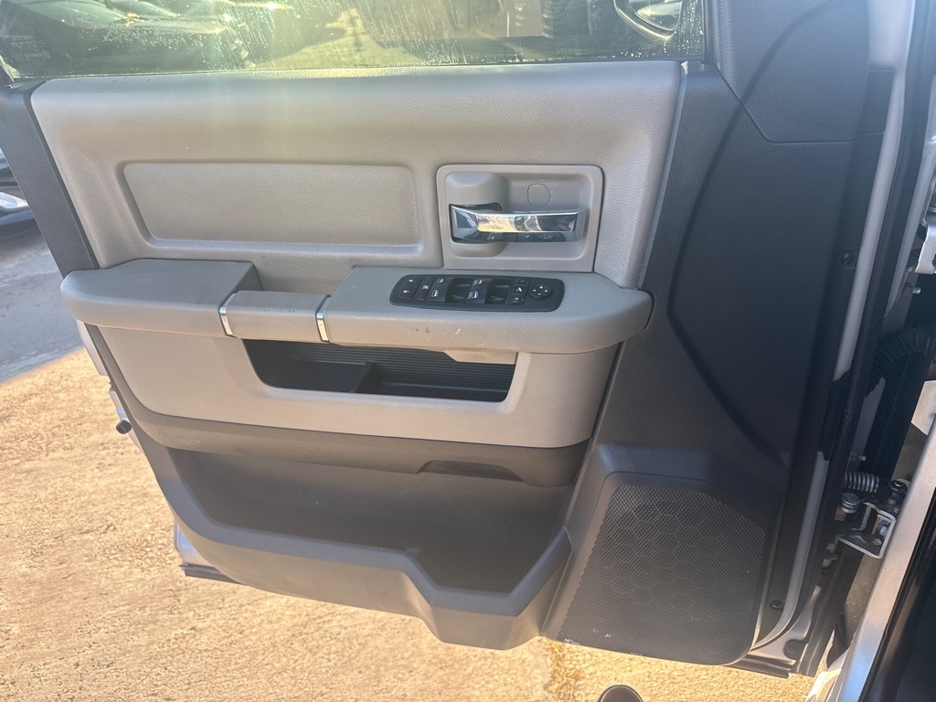 RAM 1500 2WD Quad Cab 140.5" SLT 2011
