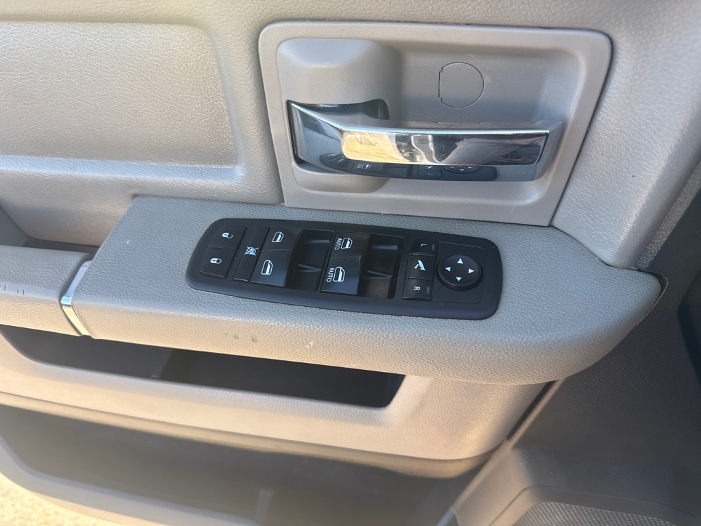RAM 1500 2WD Quad Cab 140.5" SLT 2011